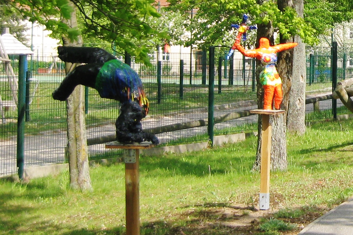 Skulpturen eines Kunstprojektes sind am Freien Joachimsthaler Gymnasium zu besichtigen