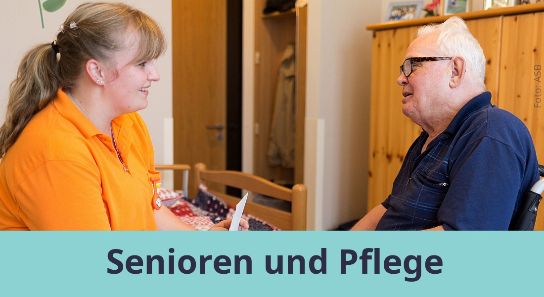Eine Pflegefachkraft sitzt einem Senioren gegenüber. Beide unterhalten sich angeregt. Der Link führt zur Unterseite "Senioren und Pflege".