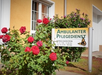 Der Eingang des Ambulanten Pflegedienstes im Atriumhaus in Basdorf.