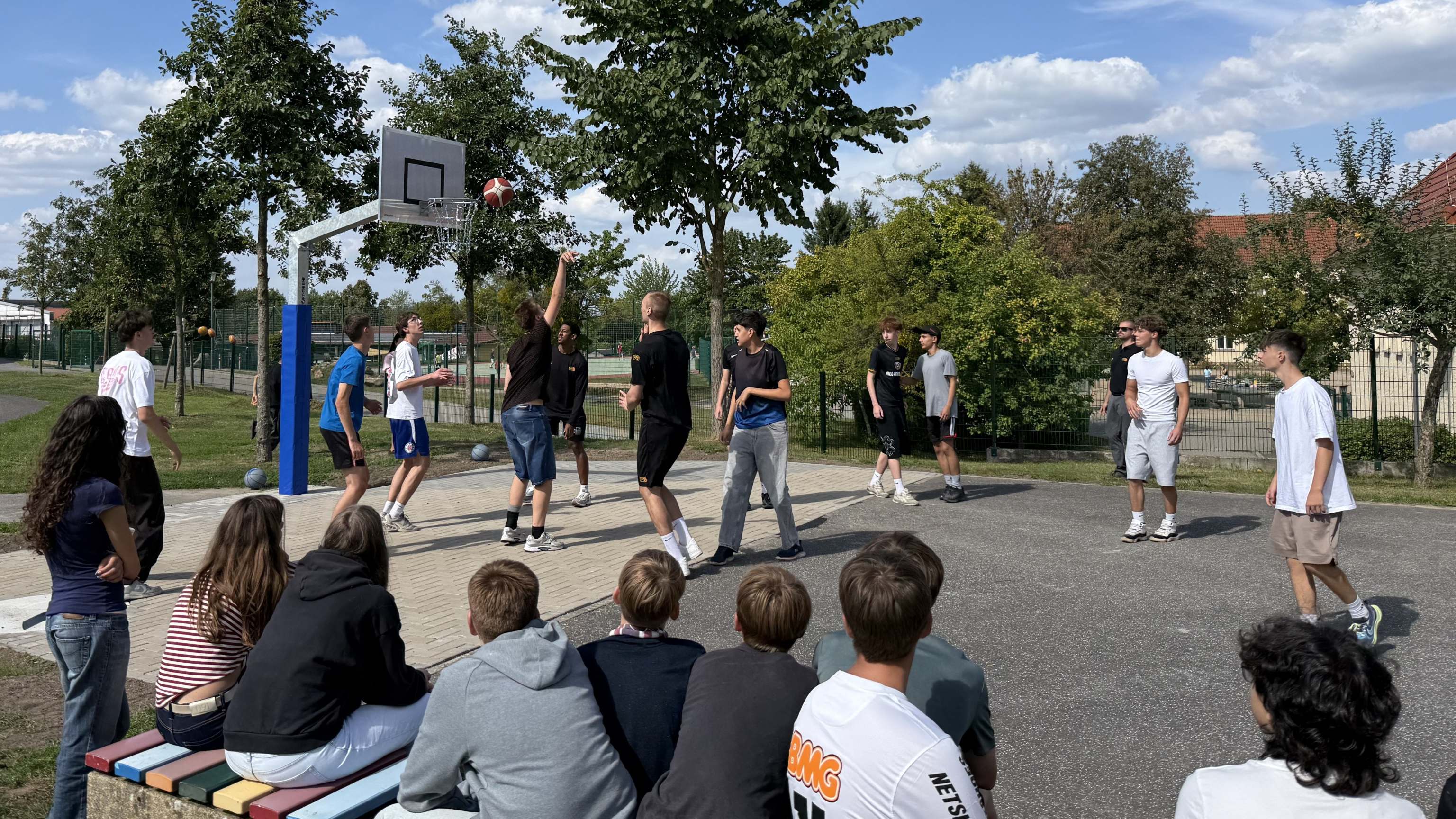 Schüler:innen des Freien Joachimsthaler Gymnasiums weihen ihren neues Basketball-Spielfeld mit einem Spiel ein. 