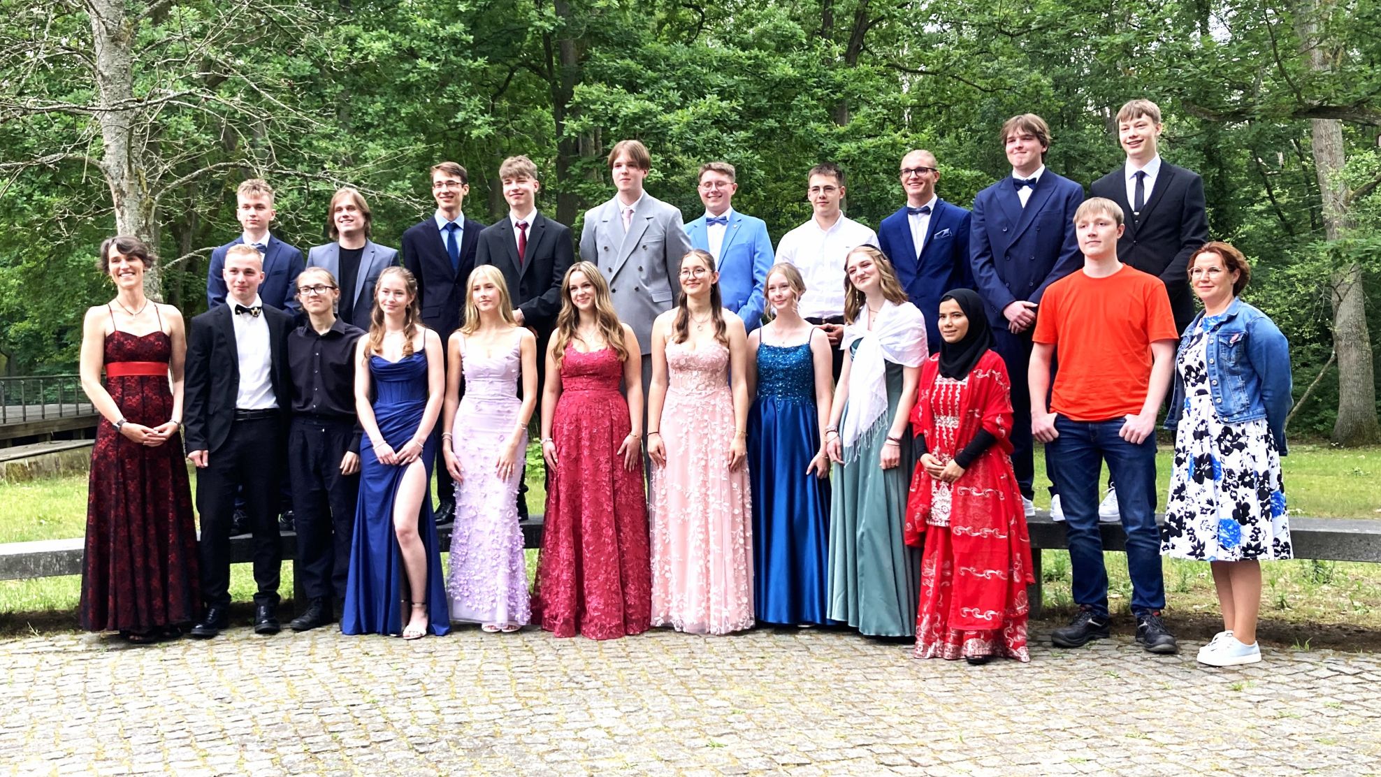 Die Abiturienten des Jahrgangs 2025 des Freien Joachimsthaler Gymnasium haben sich für ein gemeinsames Foto in einem Park versammelt.