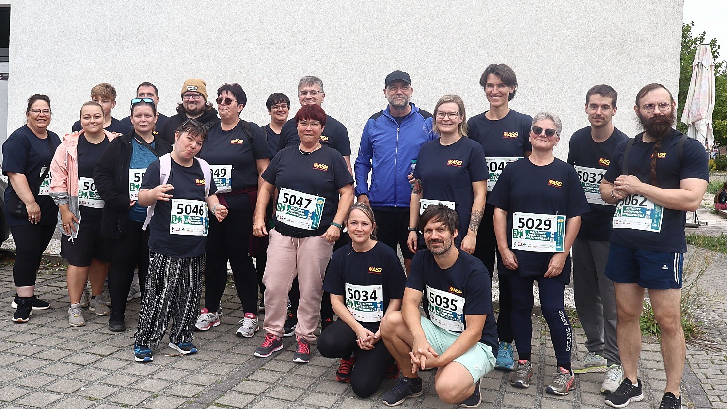 Usere Mitarbeiterinnen und Mitarbeiter haben sich nach dem Firmelauf für ein Gruppenfoto aufgestellt.