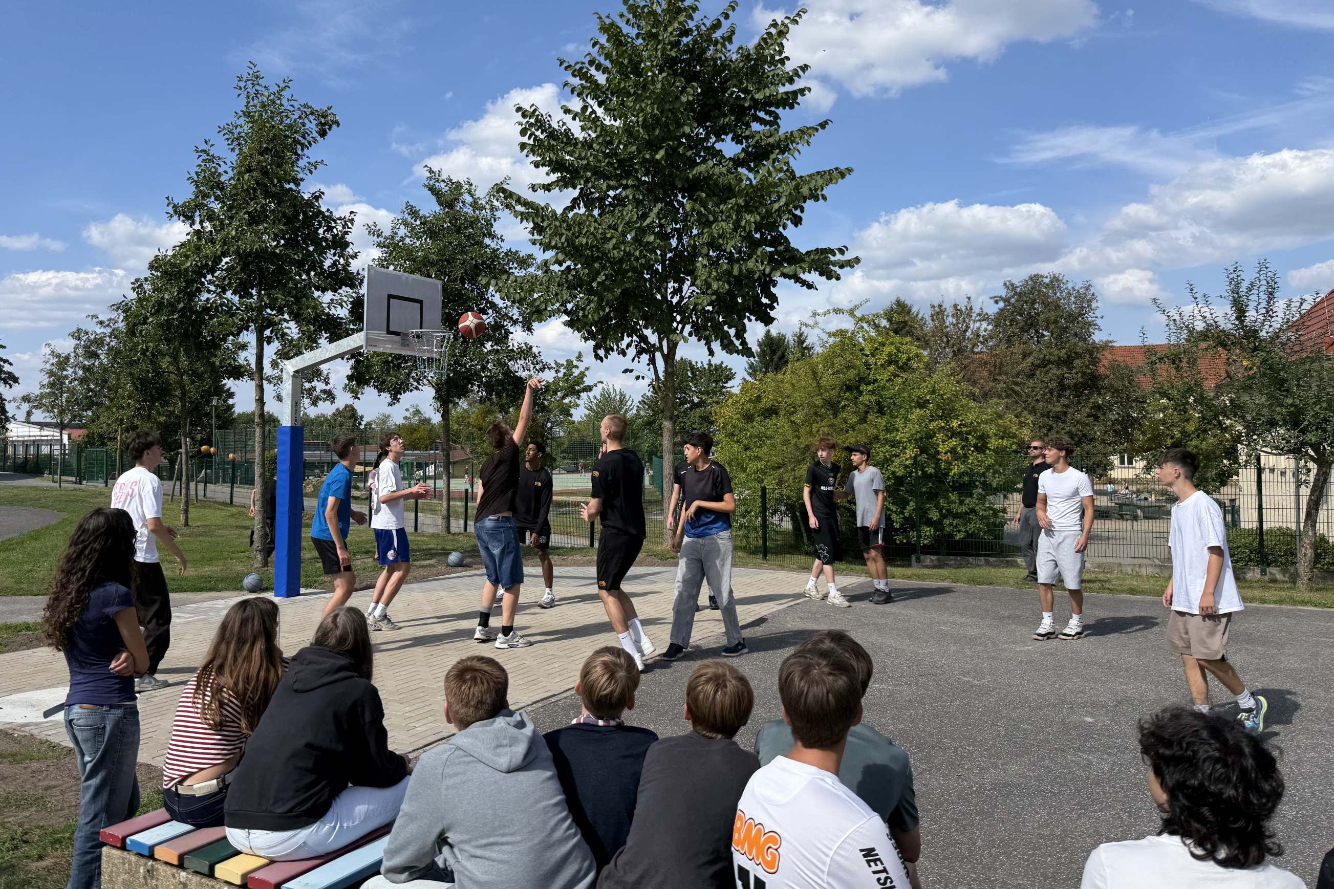 Gymnasium: Neues Basketballfeld eingeweiht