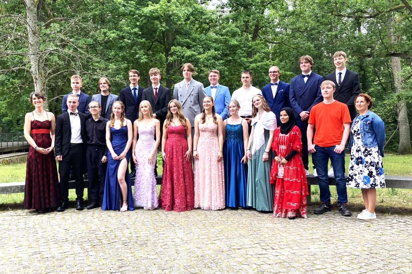 Stilvoll und bewegend – feierliche Abiturzeugnisausgabe und Abiball 2025