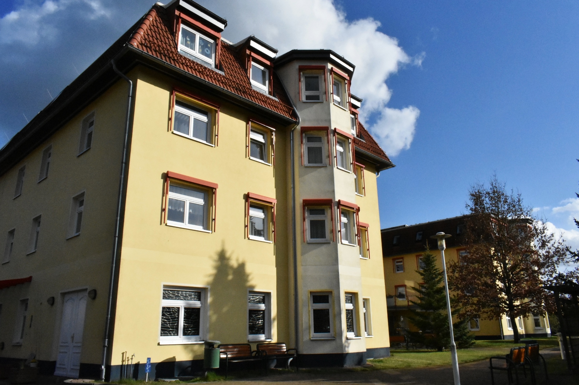 Frühling im neuen Hof am Teich