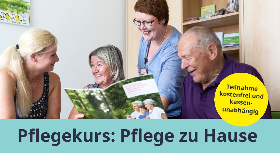 Eine freundliche Mitarbeiterin des ASB beugt sich über eine Familie mittleren Alters und erläutern Mutter, Vater und Tochter eine Broschüre zu Pflegeangeboten.  
